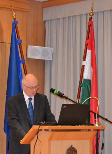 19 A bal oldali fotón Ivar Roots, a berlini orvosi társaság elnöke, jobbra Makovitzky József, Sepp Leodolter (Bécs) és Jens-Uwe-Blohmer (Berlin) Az elõadók egy csoportja: Dobrindt professzor