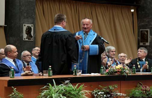 8 hívnak az önképzés alapvetõ kötelessége, csakúgy, mint a tudásuk megosztása. Fiatal tudósainknak! Sajnos kevesen választják a tudományos, oktató pályát hallgatóink közül.