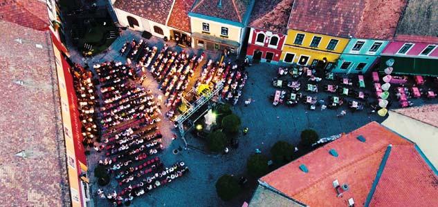 ifjúsági előadás, Fotó: Balázs Gergő jazzkoncert és gyerekelőadás is. 25 éves szünet után a szentendrei Fő téri operaelőadások sorozatát tavaly A sevillai borbély című vígoperával folytatta a Teátrum.