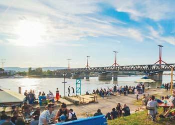 energiát pedig rendkívül fi nom ételek és italok szolgáltatják. Na meg persze a környezet sem utolsó, hiszen mindezt egyenesen a Dunaparton találod meg! Budapest, Fővám tér 11-12.
