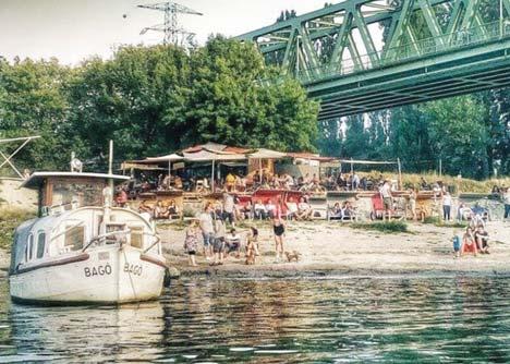 te helyed! Pöttyös bögre, gyertyavilág, cuki zöld székecskék, fényfüzérek, és több száz bor adja a hangulatot! Budapest, Ferenczy István u. 5.