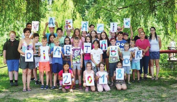 Gyermekdiabétesz hoz. A szülői segítségnek és az egységes úszósapkáknak köszönhetően, mindenki abban a medencében szórakozhatott, ahol szeretett.