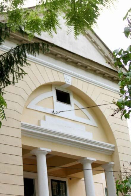 Építészeti útmutató 17 TORNÁCOK, RÉSZLETEK A településen, több helyen fellelhetőek az oromzatos kontytetőkön lévő faragott fa motívumok, valamint a hagyományokat őrző