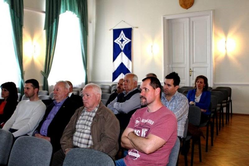 VÁLLALKOZÓI FÓRUM KISBÉREN Sinkovicz Zoltán, Kisbér város polgármestere hívta meg a helyi vállalkozókat és a városban mőködı vállalatok képviselıit 2017.