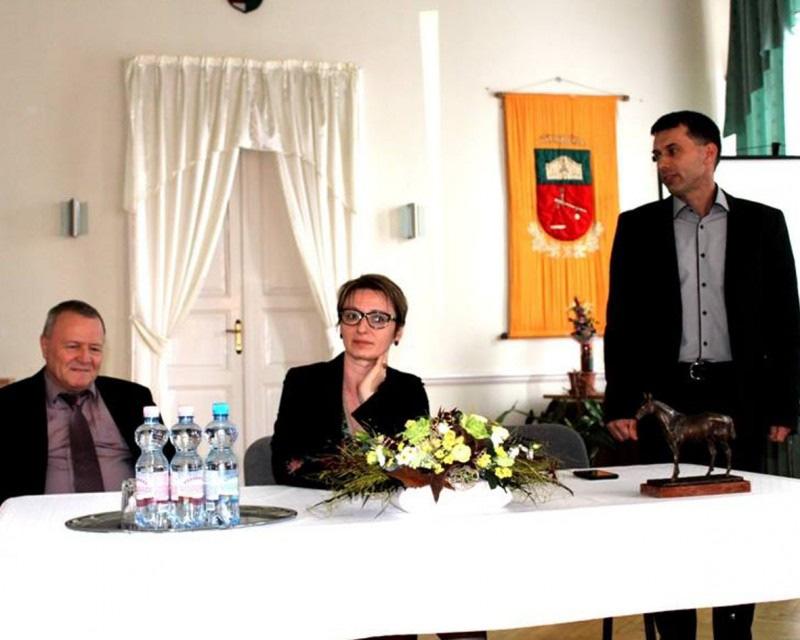 Miután köszöntötte a vendégeket és a fórumot megtisztelı Czunyiné Dr. Bertalan Judit, egyéni országgyőlési képviselınket, bemutatta az ADRILUX Kft. (u.n. lámpagyár) ügyvezetı igazgatóját és tulajdonosát, Csiki-Szász Andrást.