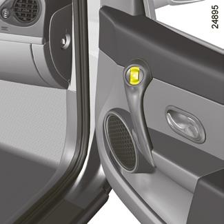 ELEKTROMOS ABLAKEMELŐK (1/3) 6 5 4 1 3 2 6 Bekapcsolt gyújtásnál vagy RENAULT kártyával rendelkező gépkocsik esetén, járó motornál nyomja le az adott ablak kapcsolóját, hogy az üveg a kívánt szintre