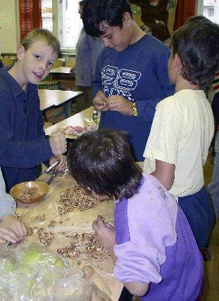 Ezzel a játékos ötlettel komoly emberek is jól szórakozhatnak. Amint a fenti kép mutatja, egy autós vevőtalálkozó résztvevői is.