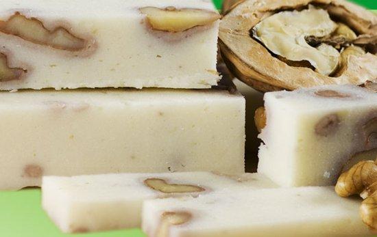 3 nagy gerezd fokhagyma, vagdalva étolaj 10 db dió bele, igen apróra vagdosva 20 dkg tészta só, bors dióolaj Melegítsük elő a sütőt 200 C -ra.
