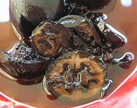 A fehér diókat azonnal citromsavas vízbe tesszük, hogy színüket megtartsák.