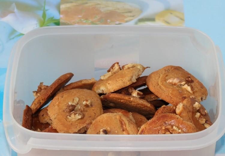 Pirított dióbelet mixerben ledarálunk, és négyszeres mennyiségű vajat mixelünk hozzá.