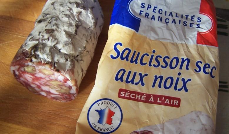 A francia diós kolbász sertéshúsból, sertésszalonnából, dióból áll, amit sóval,