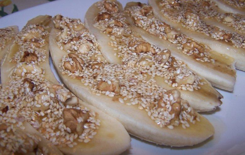 A hosszában félbevágott banánt kenjük meg dióbél, méz és szezámmag