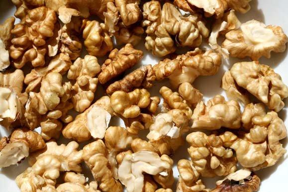 Amikor a diót kenyérfélével egészítjük ki, az étrendünk egészséges arányában fogja tartalmazni az összes esszenciális aminosavakat. A dió mint E-vitamin forrás is jelentős. A diódiéta érdekes diéta.