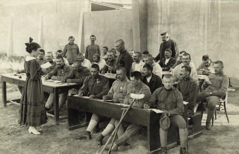 Bevonuló népfelkelő a családjával, 1914.