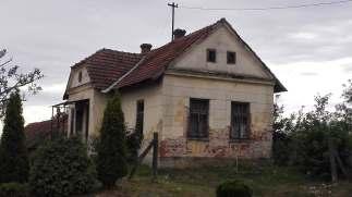 A kissé szélesebb hosszú telkek fokozatosan egymás mögött osztódtak. A kis méretű telkekhez a takarmányt termő nadrágszíj parcellák a patak mentén találhatók.