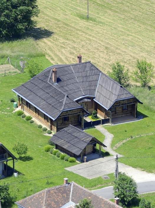 Mindkét családi házat 2006- ban tervezte.