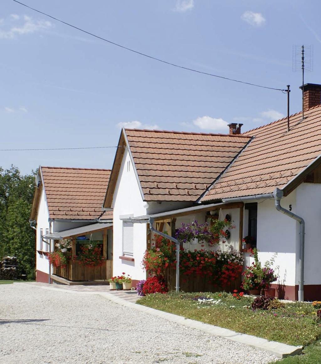 Később már más színt is használnak, de egy épületet egy színnel festettek. A környezetbe illeszkedés miatt javasoljuk az épületeket pasztellszínekkel festeni, épületenként egy színt használva.