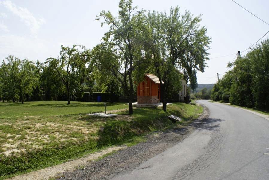 nyitott vízelvezető árkok, zöldterület, kerítések, vagy őket helyettesítő sövény,