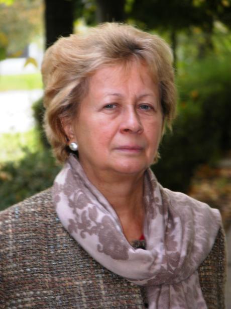 GYIVICSÁN ANNA egyetemi tanár, a Magyarországi Szlovákok Kutatóintézete tiszteleti munkatársa, alapító igazgatója vusm@globonet.
