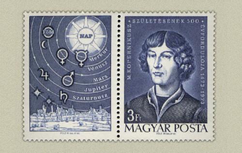 A Kopernikuszról kiadott bélyegpáros. A baloldalon az új világkép, mellette pedig az ő elképzelt arcképe látható. Néhány évvel ezelőtt megtalálták a sírját.