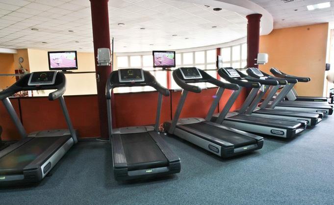 200 m²-es aerobik teremben a wellness lágyabb mozgásformáitól kezdve, a már ismert állóképesség fejlesztő tréningig átfogó aerobik programmal, a mindig megújuló fitness trendek integrálásával,