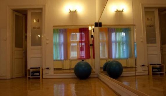 SZÍNES NŐI TORNA STÚDIÓ TEAM FITNESS / KORLÁTLANUL / BÁRMIKOR S /M / L / XL / XXL Színes Női Torna Stúdió szeretné, ha ebben a fitness teremben mindenki megtalálná a számára megfelelő fitness edzést.