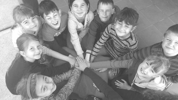 Június 25-én, vasárnap délután már majdnem hazaértünk, de szörnyű vihar csapott le ránk. Fák dőltek elénk, egy-kettőt a sofőrünk még ki tudott kerülni, de végül a Horgásztónál rekedtünk.