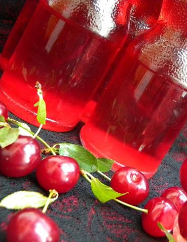 SZÖRPÖK, ÖNTETEK, SZÓSZOK SZÖRPÖK FruttaMax gyümölcsszörp 50% gyümölcstartalommal készül.