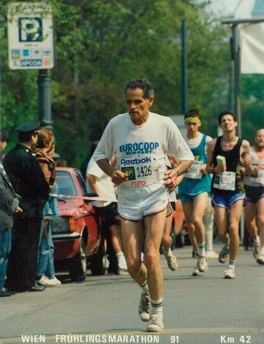 12 MI ÚJSÁG FÉNYSZARUN? 2017/6 Az utolsó maratoni In memoriam Maróti István 1936-2017 Jászfényszaru lakóközössége egy emberként aggódott érte, amikor meghallották a rossz hírt.