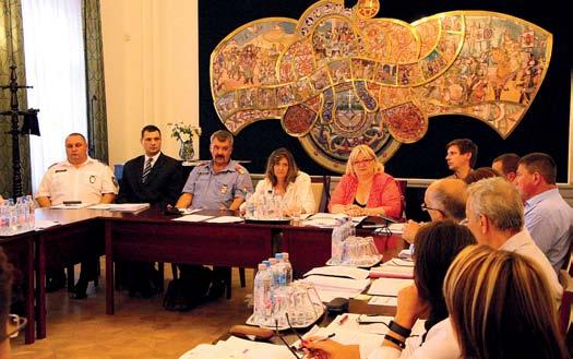 2 MI ÚJSÁG FÉNYSZARUN? 2017/6 Önkormányzati hírek a fontosabb döntésekről A képviselő-testület 2017 májusában négy alkalommal tartott ülést.