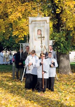 24 MI ÚJSÁG FÉNYSZARUN? 2017/6 A leggyakoribb segítő a katolikus templomban a ministráns. A ministráns a latin ministrare= szolgálni, aki az oltárnál szolgál igéből származik.