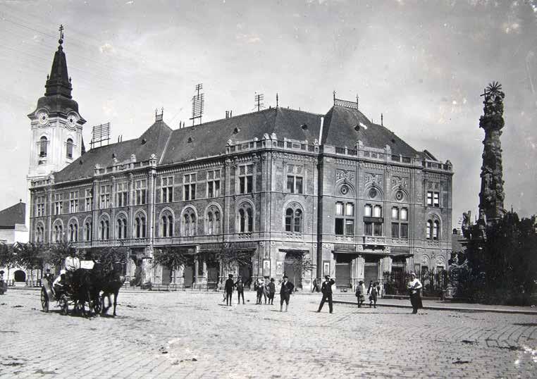 viselni. Ünnepélyesebb alkalmakkor a bal válltól a jobb csípőig érő, szintén fehér szélsávú világoskék vállszalagon viselték a díszjelvényt.