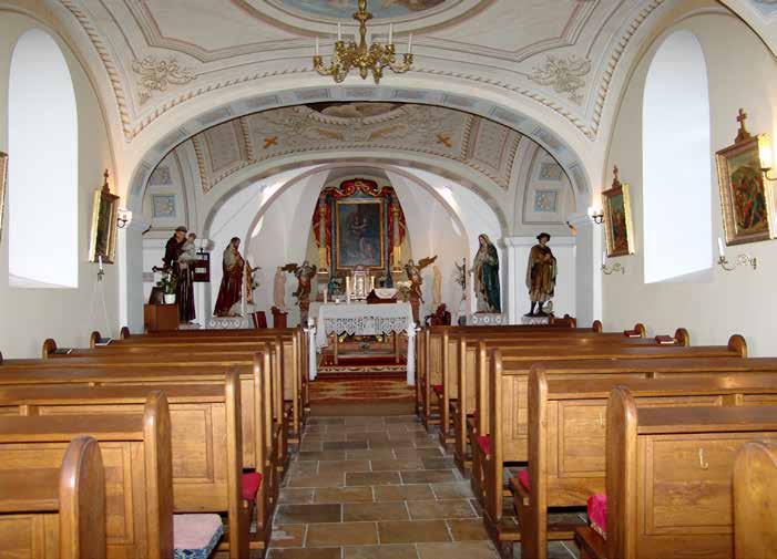 A főoltár menzája alatt, a grottaszerűen megnyitott stipes fülkéjében a kor népszerű pestises szentje, Palermói Szent Rozália jelenik meg.