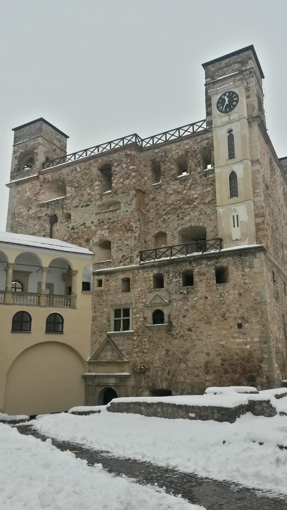 A kincses torony A tisztességes hasznot becsülte: Volna szükségünk, ha szaporodnék a jövedelem istenes úton-módon, s én is el nem mulasztanám, amiben módom van, de a valót, ami kezemnél van, a