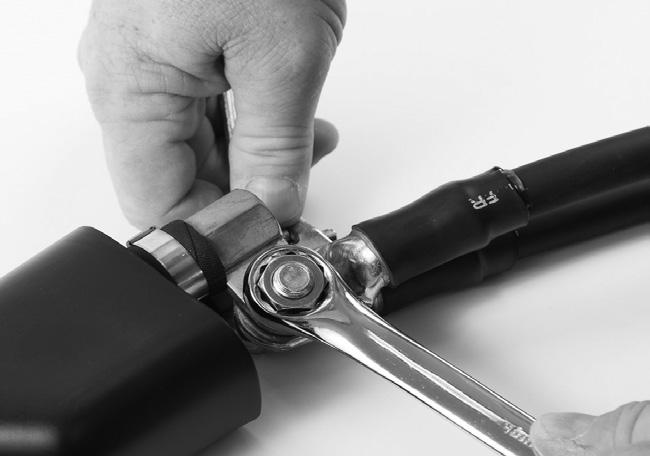 Csavarja a 3/8" csőmenetes