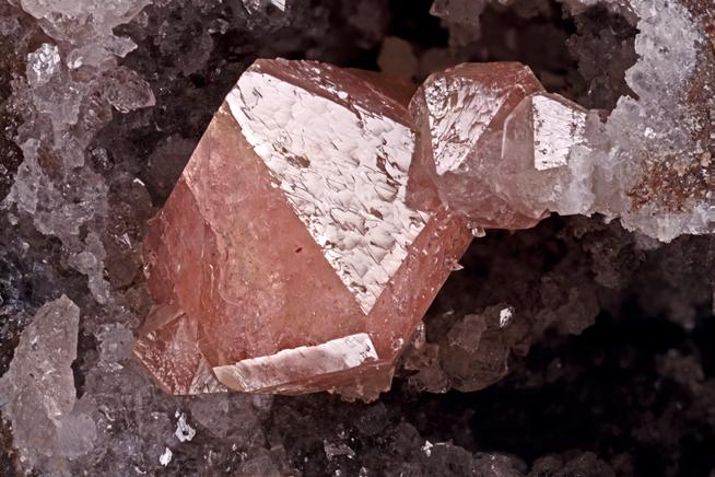 42 A szilícium névadója Ha az ásványfajoknak lenne személyi igazolványa, abban két azonosítóadatnak feltétlenül szerepelnie kellene.