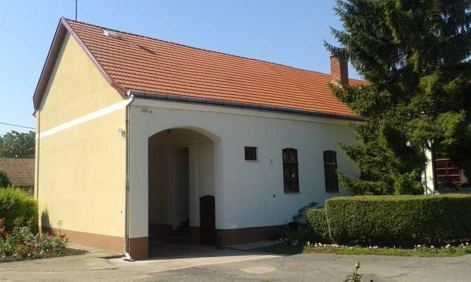 A hoszanti nyújtott kialakítású ablakok és az oromfalal, utcával párhuzamos gericű tető is