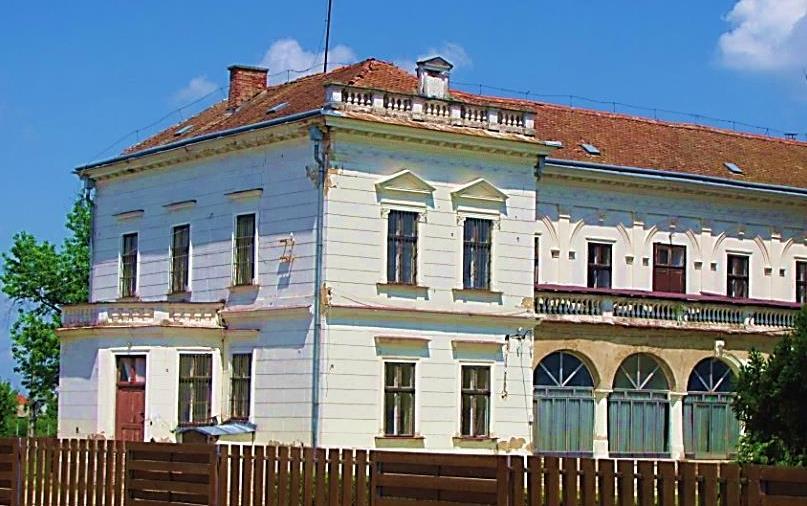 Négyszögletes talpazaton hengeres, vájatolt törzs, felette peremmel ellátott kúpos obeliszk, rajta a család címere.