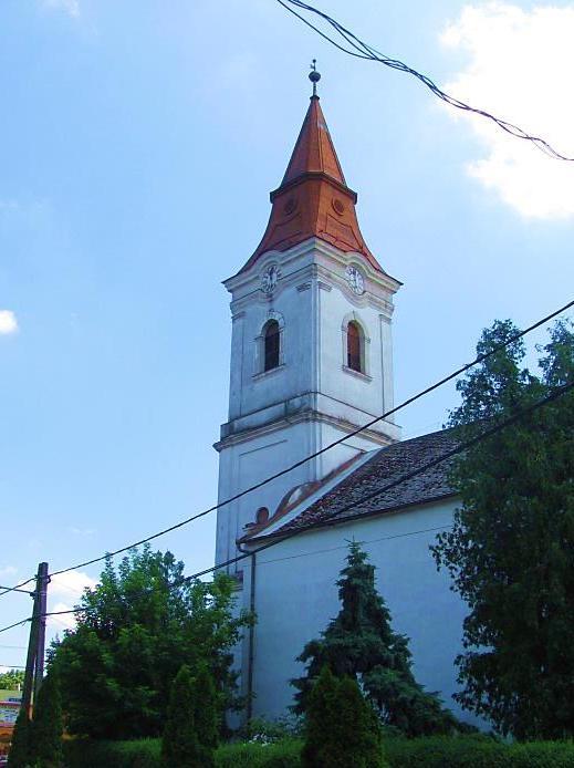 Külső falában Gencsy Sámuel epitáfiuma található (1872-ből).