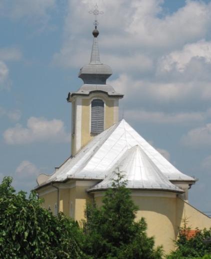 A római katolikus templom mellett találhatjuk a paplakot, melyet 1840-ben már mint régi kuriális épületet említenek.