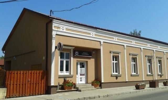 és homlokzat arányosságának, az építészeti rendnek.