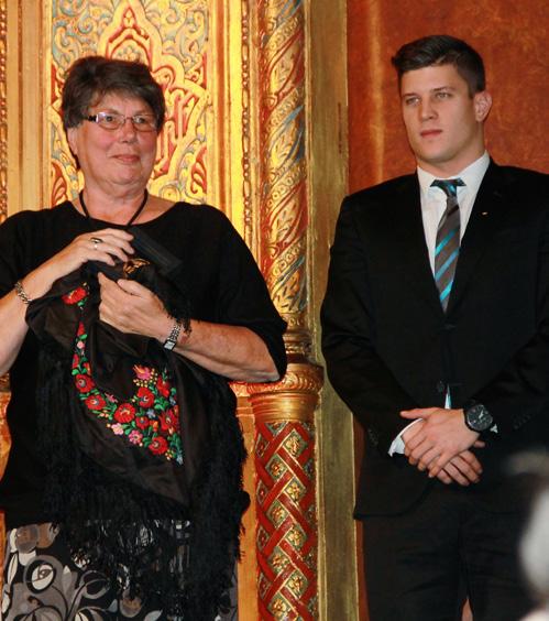 hátterét. A konferencia legfontosabb többször megismételt gondolata így szólt: Bár a sportot és a politikát lehetetlen, a sportolókat és a politikát meg kell próbálni különválasztani.