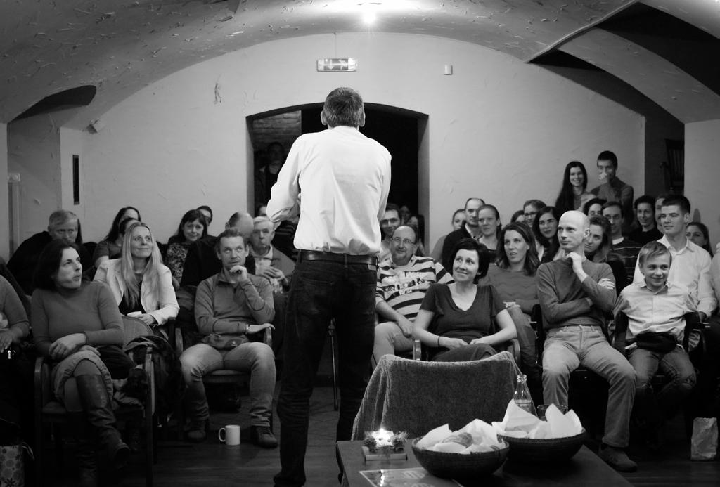 V I S S Z AT E K I N T É S 19 Szabadegyetem és táncház 2012 őszén indítottuk útjára a FolkEmbassy Szabadegyetem és Táncház sorozatot a Téli Kertem Kávézóban.