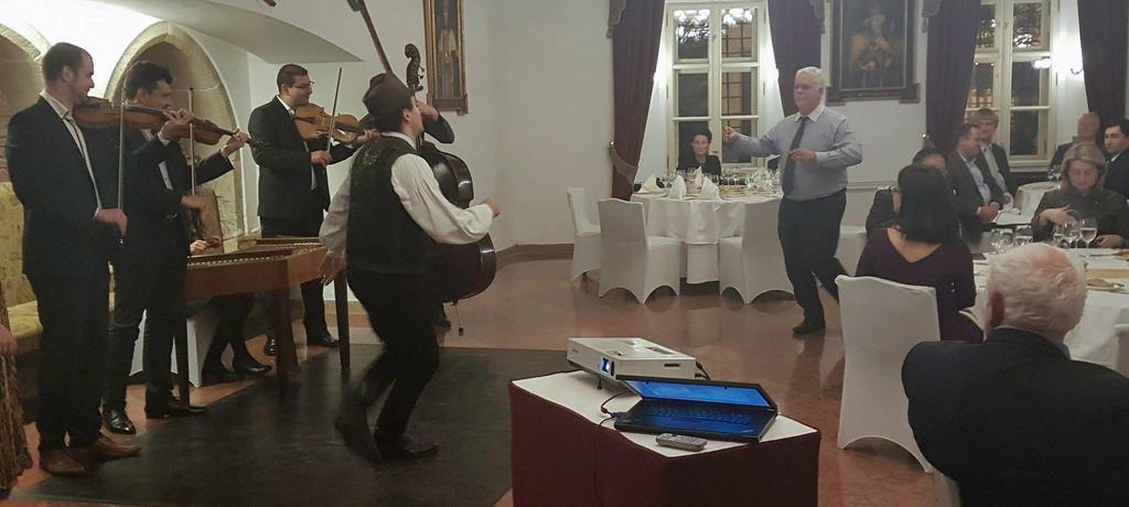 ÁLLANDÓ MEGBÍZÁSOK ÁLLANDÓ MEGBÍZÁSOK ÉS 2017-18-AS PROJEKTEK Hungarian FolkEmbassy Magyar Népzenei Nagykövetség háttértámogatása 29 2016 őszén jelent meg első kiadványuk Felsütött a nap az égre