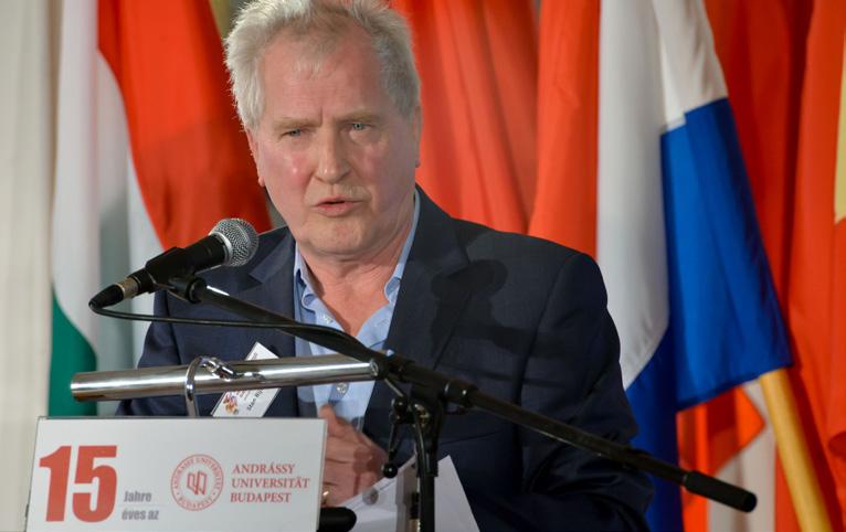 Stan Rijven, a Holland Világzenei Fórum elnöke Előbbiben azért, mert nagyon könnyen integrál bármilyen dallamot, utóbbiban azért, mivel értelmezhetetlen a szomszéd népek kultúrájának kölcsönös