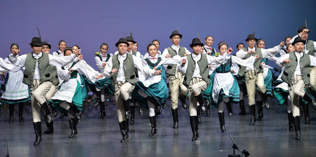 TUDOMÁNYOS TEVÉKENYSÉG ÁLLANDÓ MEGBÍZÁSOK ÉS 2017-18-AS PROJEKTEK 33 Global Hungarian Dancehouse Movement kutatócsoport A magyar táncházmozgalom globális hatásának felmérése és kimutatása