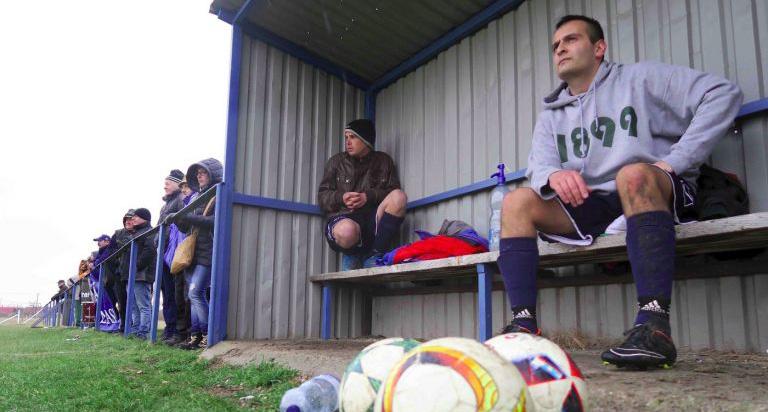 Mirkó István fényképésszel együtt biciklivel barangolva gyűjtik a magyar falu futballtörténeteit.