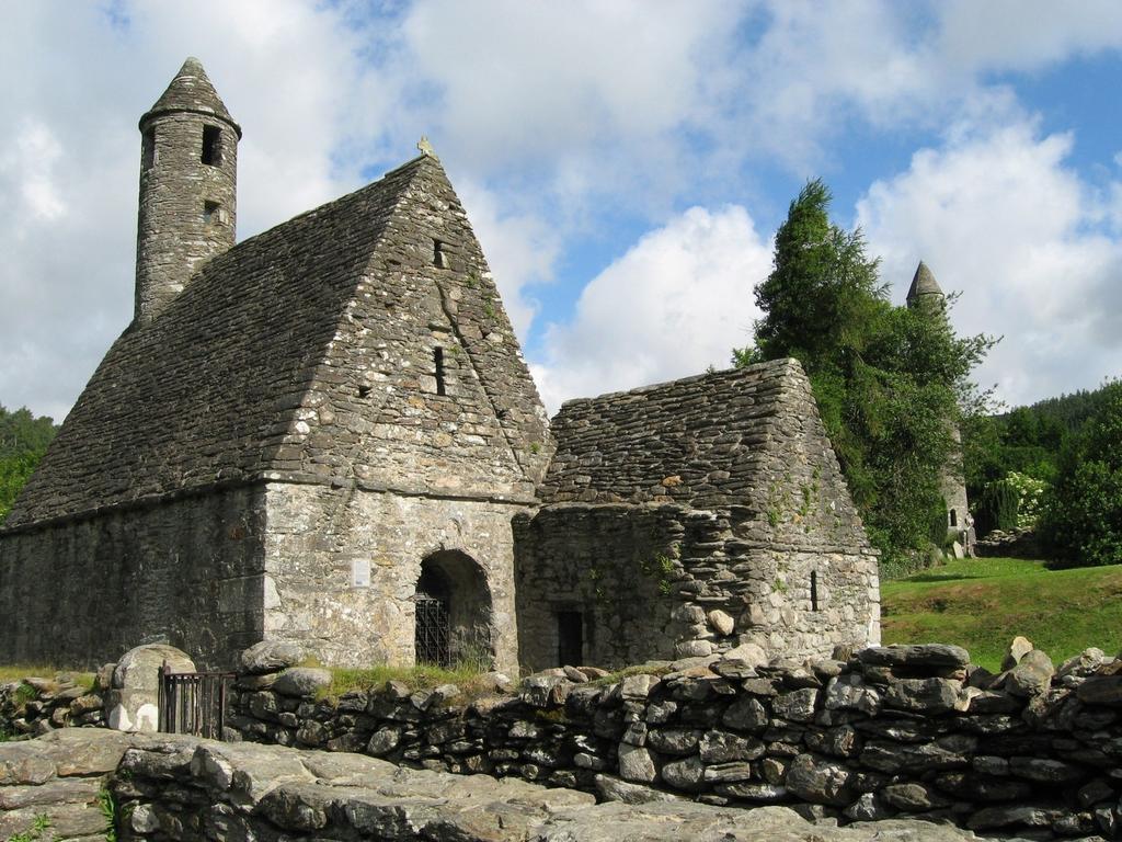 Glendalough, kápolna és háttérben az