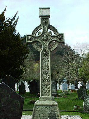 Glendalough: nonfiguratív ornamentikával díszített kőkereszt a temetőben.