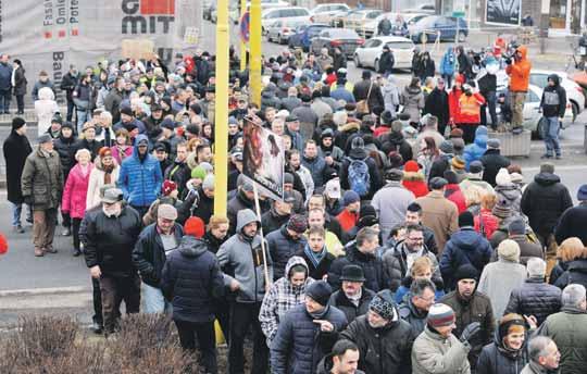 Sangha Maha Nayaka (vpravo). Včera odletel na návštevu Bangladéša, do ktorého utieklo z Mjanmarska pred perzekúciami približne 600 000 moslimských Rohingov.